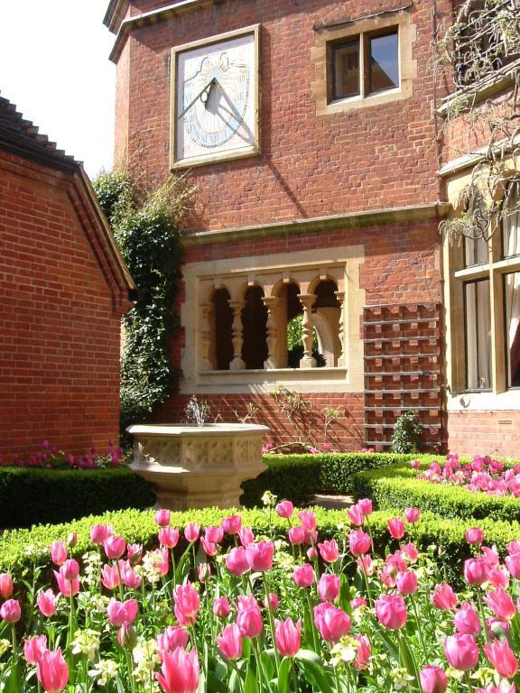 Warren House Hotel Kingston upon Thames  Exterior foto